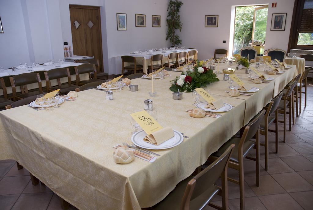 Hotel Ristorante Sassi Rossi Taceno Exterior foto